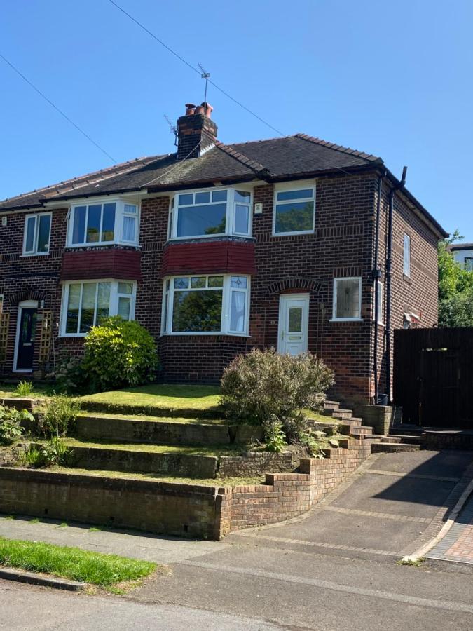 Prestwich Garden Retreat: Manchester-close 3br With Parking & Netflix Holiday home *
