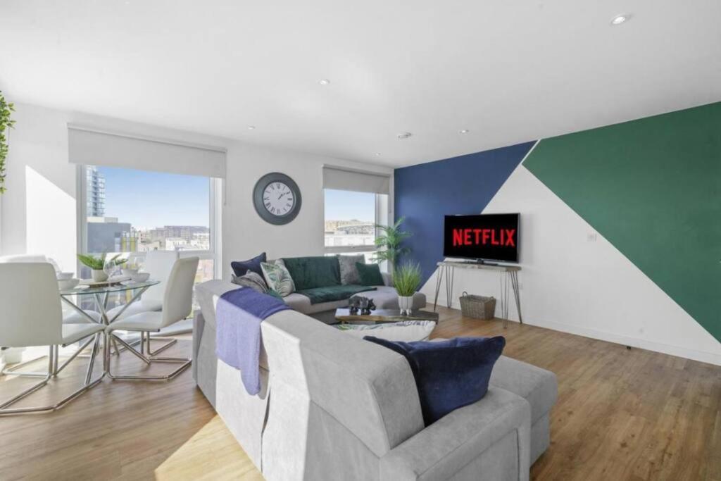 Stunning 3-bedroom Flat With Parking *