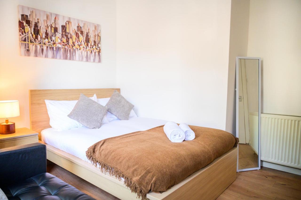 Purple Blossom, Cosy 2 Bed Apartment, Near Didsbury, Free Parking *
