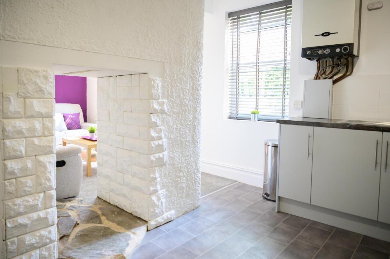 Purple Blossom, Cosy 2 Bed Apartment, Near Didsbury, Free Parking Apartment