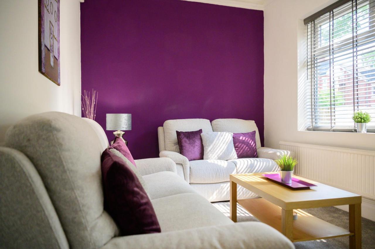 Apartment Purple Blossom, Cosy 2 Bed Apartment, Near Didsbury, Free Parking *