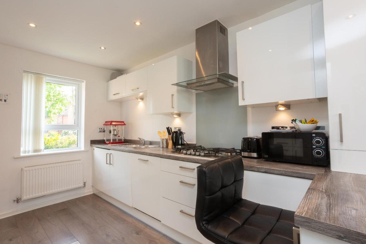 Family Friendly With Parking & Garden Manchester