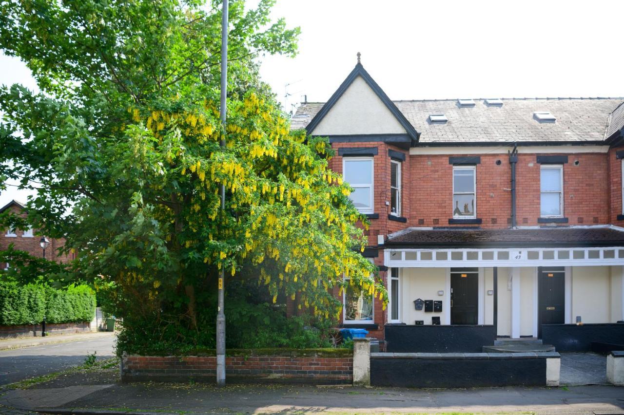 Purple Blossom, Cosy 2 Bed Apartment, Near Didsbury, Free Parking Apartment