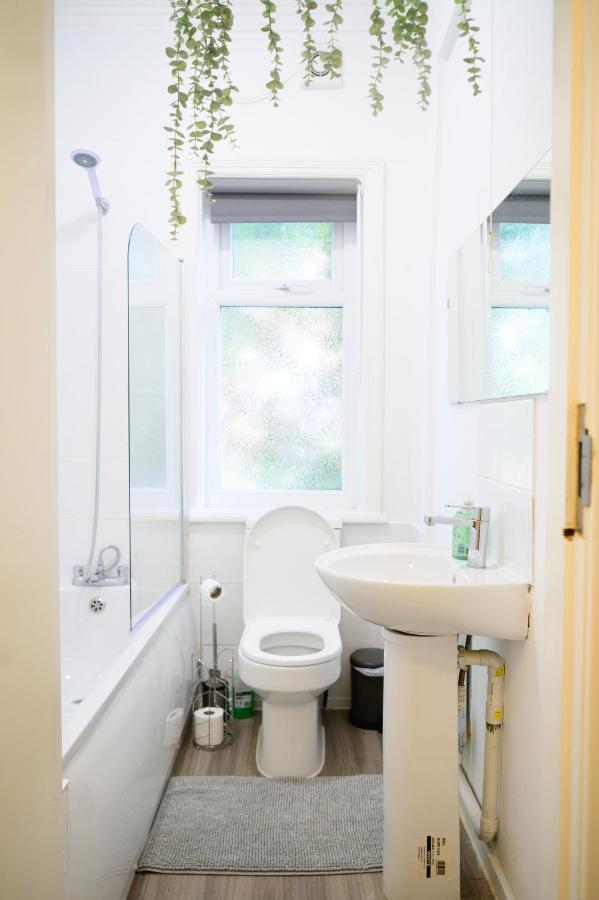Purple Blossom, Cosy 2 Bed Apartment, Near Didsbury, Free Parking Apartment