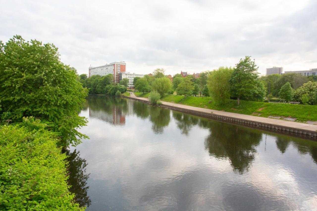 Family Friendly With Parking & Garden Manchester