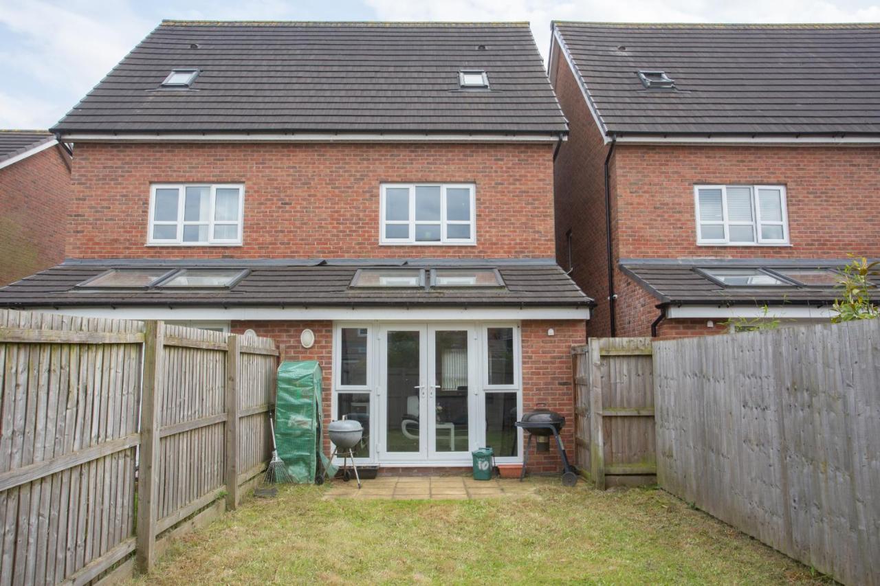 Family Friendly With Parking & Garden Manchester
