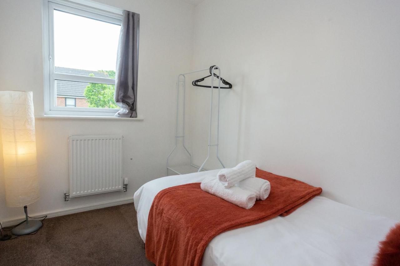 Family Friendly With Parking & Garden * Manchester