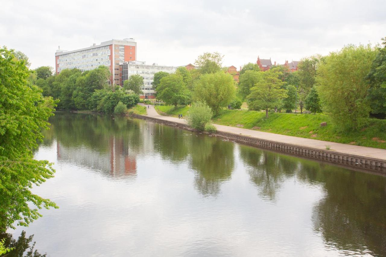 Family Friendly With Parking & Garden * Manchester