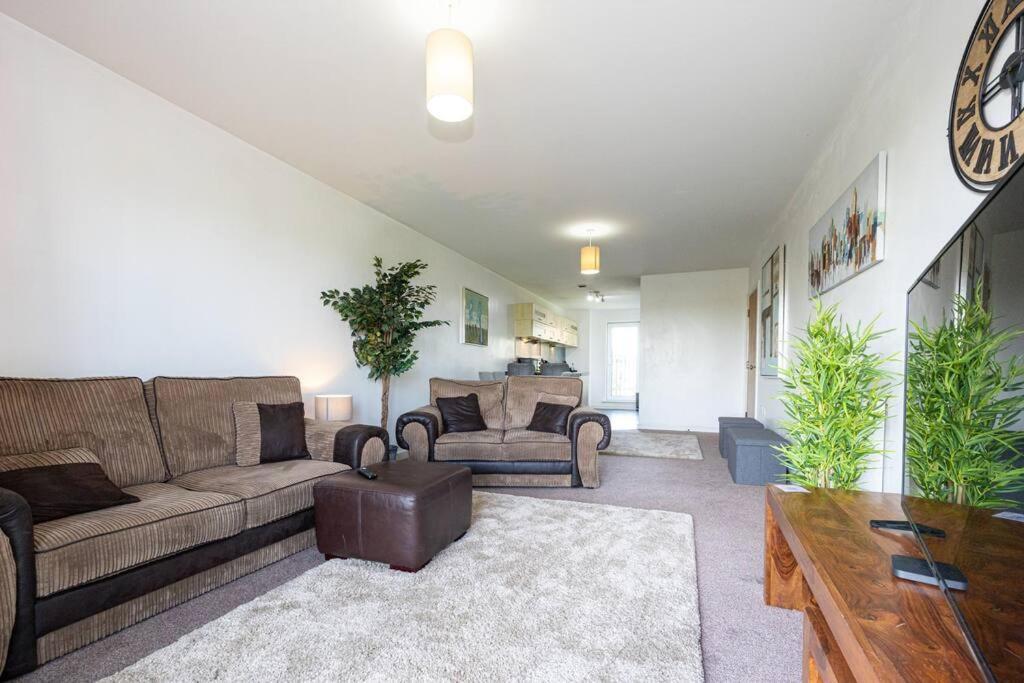 Apartment Lovely 2 Bedroom Flat With Balcony Near Centre *