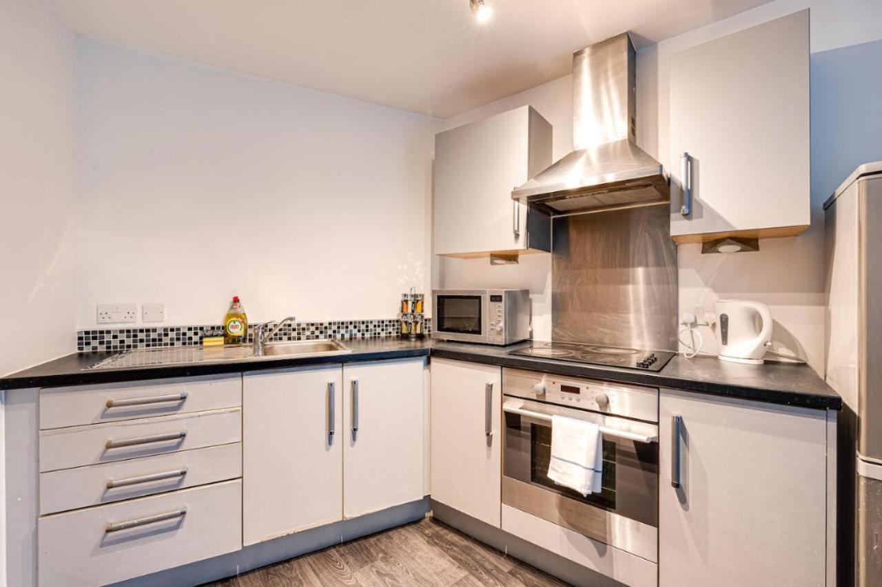2 Bed With Balcony Private Parking Near Etihad Stadium, Coop Live Appartement