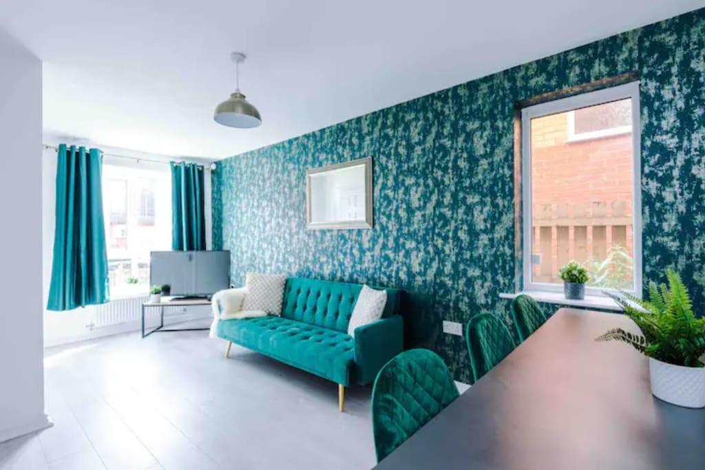 Spacious 5 Bedroom Hosted By Mcr Dens *