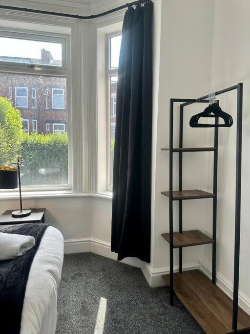 Large Five Bedroom With Parking, Sleeps 11! *