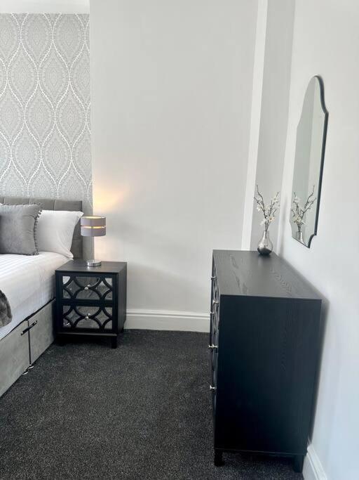 Large Five Bedroom With Parking, Sleeps 11! Holiday home *