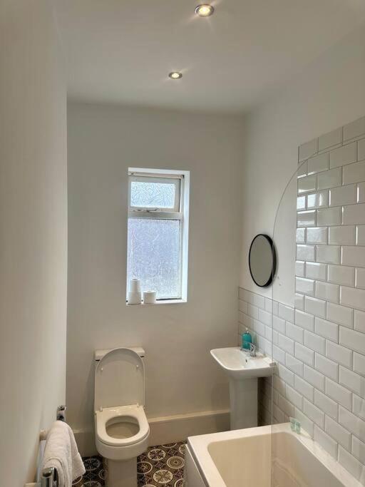 Large Five Bedroom With Parking, Sleeps 11! Holiday home