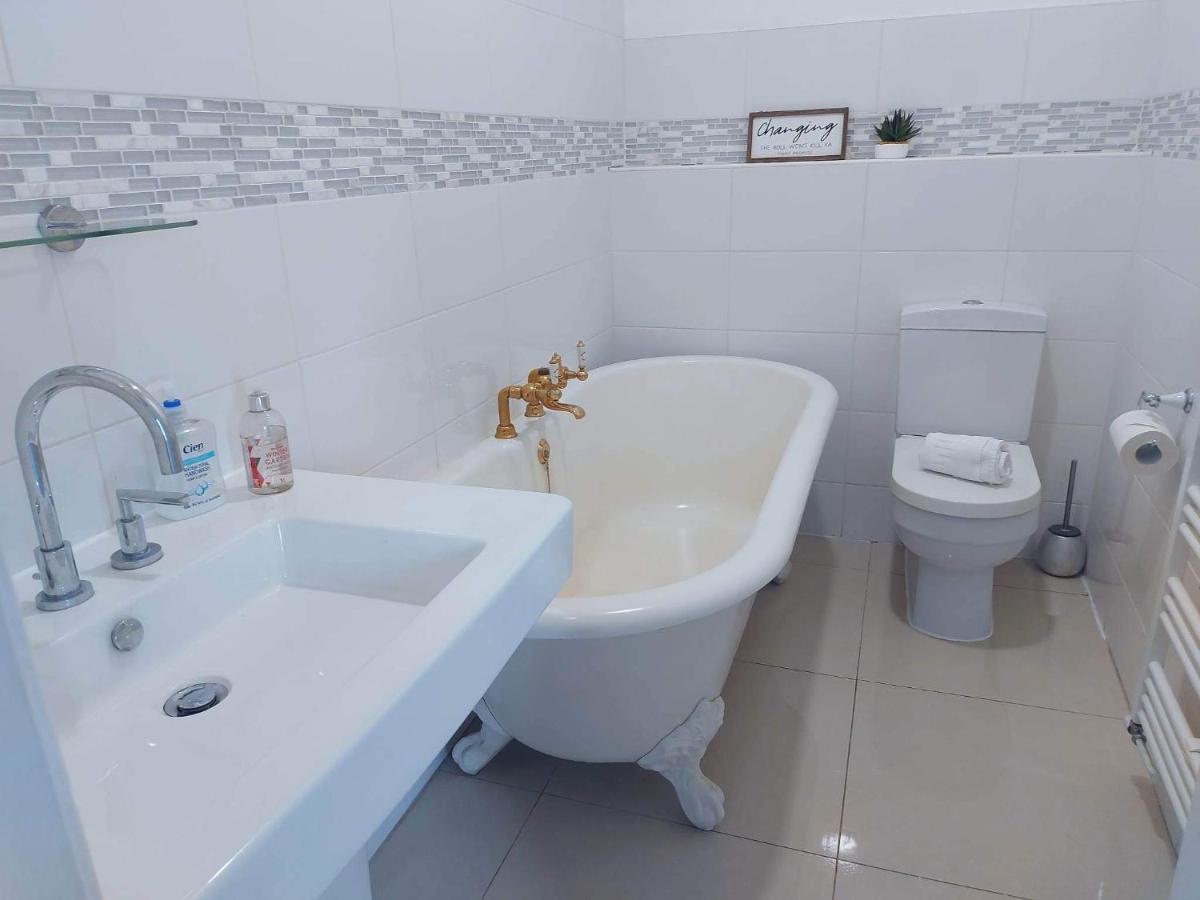 Corner House, Sleeps 8 In 4 Bedrooms, Near Train Station, Great Value! * Manchester