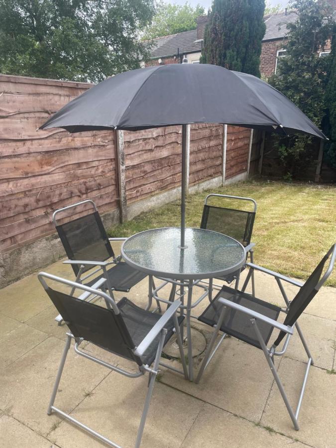 Beautiful 4 Bed Home, Sleeps 6, Driveway Parking, With Sky & Bt Sports Vakantiehuis