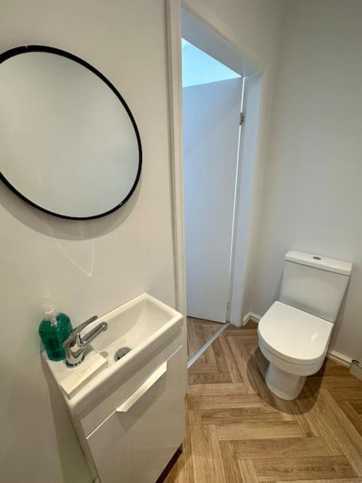 Large Five Bedroom With Parking, Sleeps 11! Manchester