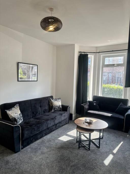 Large Five Bedroom With Parking, Sleeps 11!