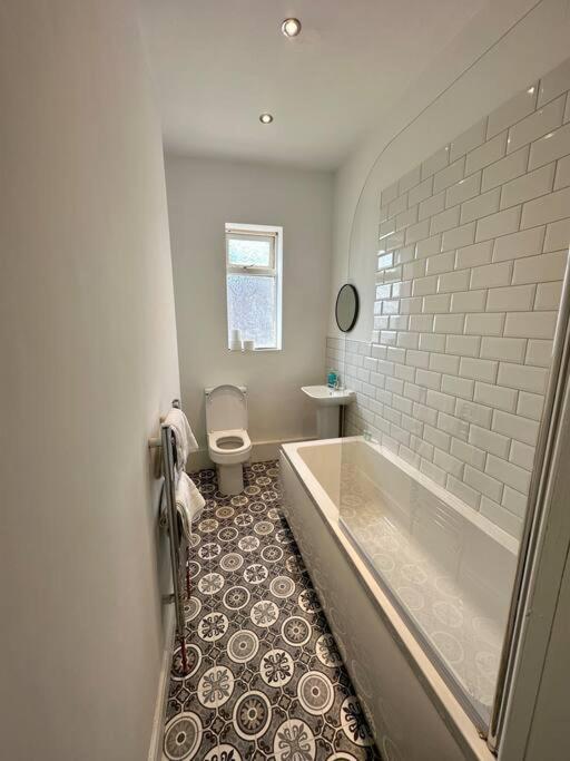 Large Five Bedroom With Parking, Sleeps 11! Holiday home Manchester