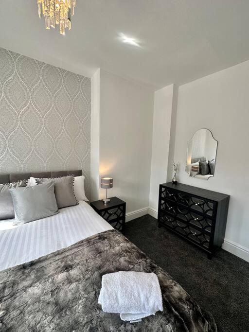 Large Five Bedroom With Parking, Sleeps 11! * Manchester