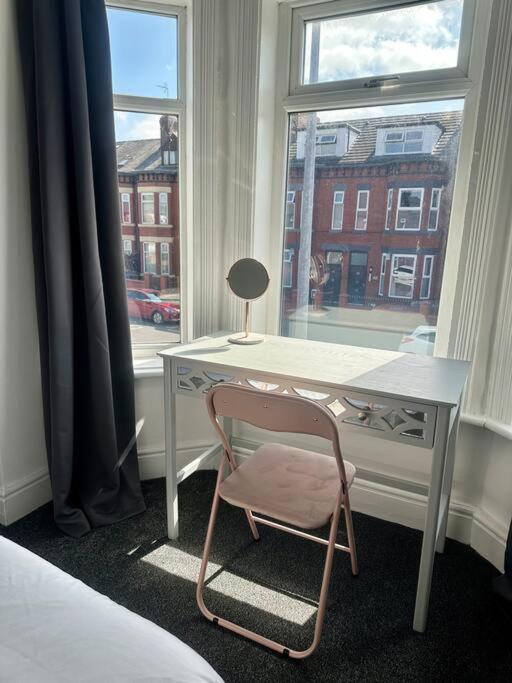 Large Five Bedroom With Parking, Sleeps 11!