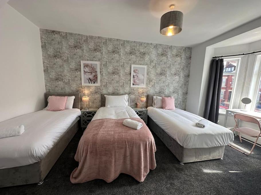 Holiday home Large Five Bedroom With Parking, Sleeps 11! *