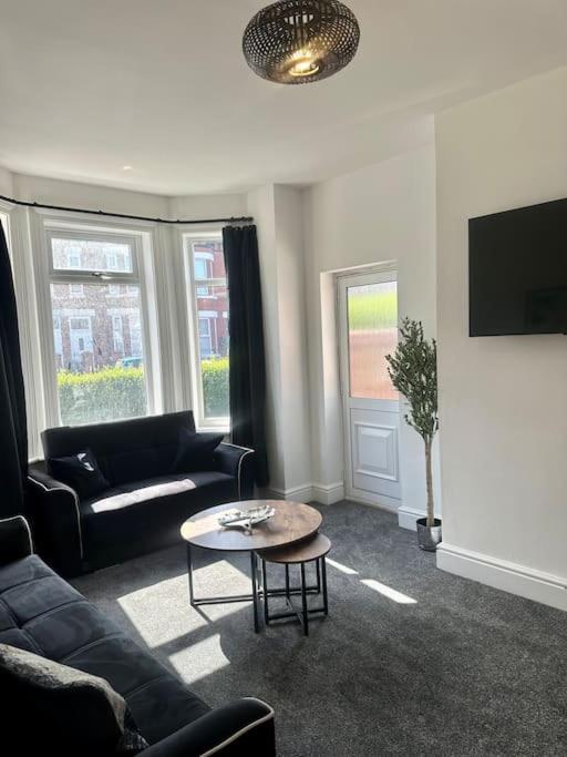 Large Five Bedroom With Parking, Sleeps 11! Holiday home