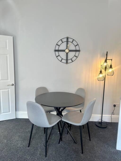Large Five Bedroom With Parking, Sleeps 11! Holiday home