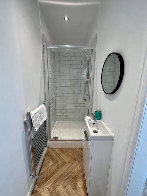 Large Five Bedroom With Parking, Sleeps 11! Manchester