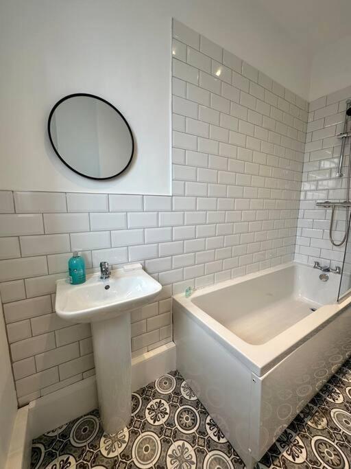 Large Five Bedroom With Parking, Sleeps 11! * Manchester