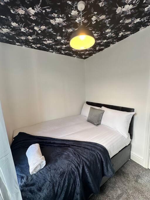Large Five Bedroom With Parking, Sleeps 11! Manchester