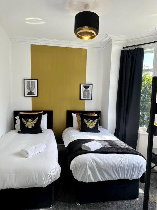Holiday home Large Five Bedroom With Parking, Sleeps 11!