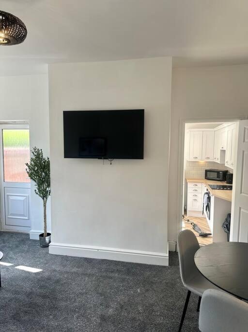 Holiday home Large Five Bedroom With Parking, Sleeps 11! Manchester