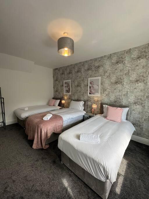 Large Five Bedroom With Parking, Sleeps 11! Holiday home *