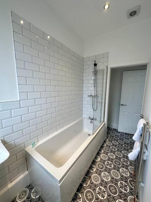 Large Five Bedroom With Parking, Sleeps 11!