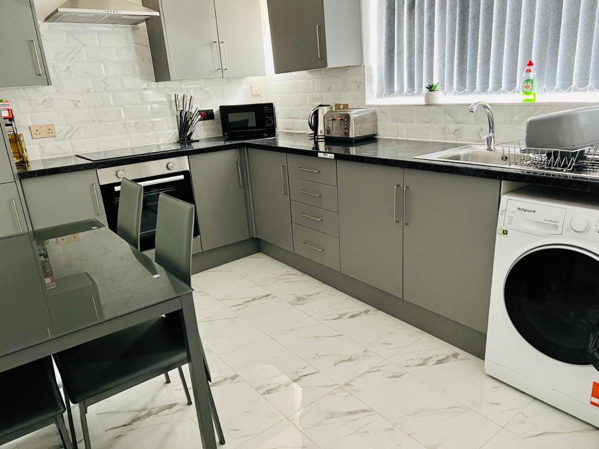 Beautiful And Homely 3 Bed House With Free Parking So Close To Man And Centre