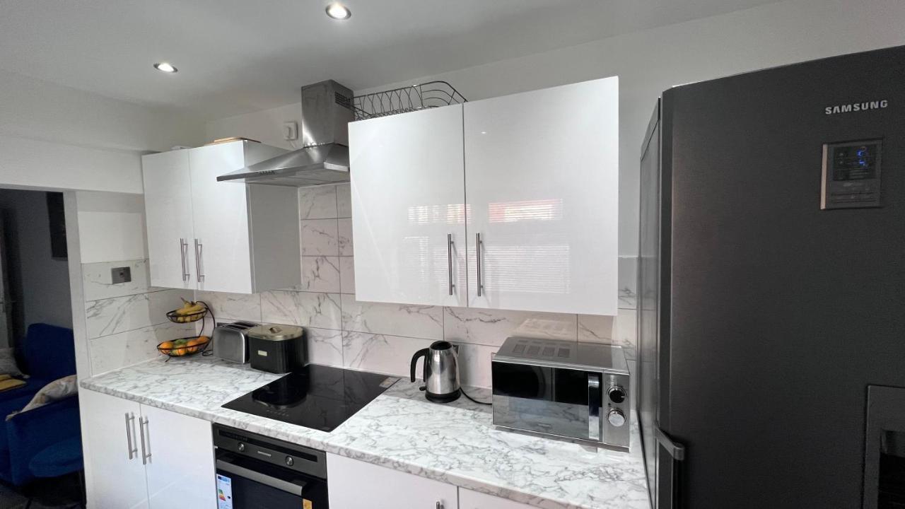 Large 4 Bedroom Townhouse With Free Parking Near Mcr Center