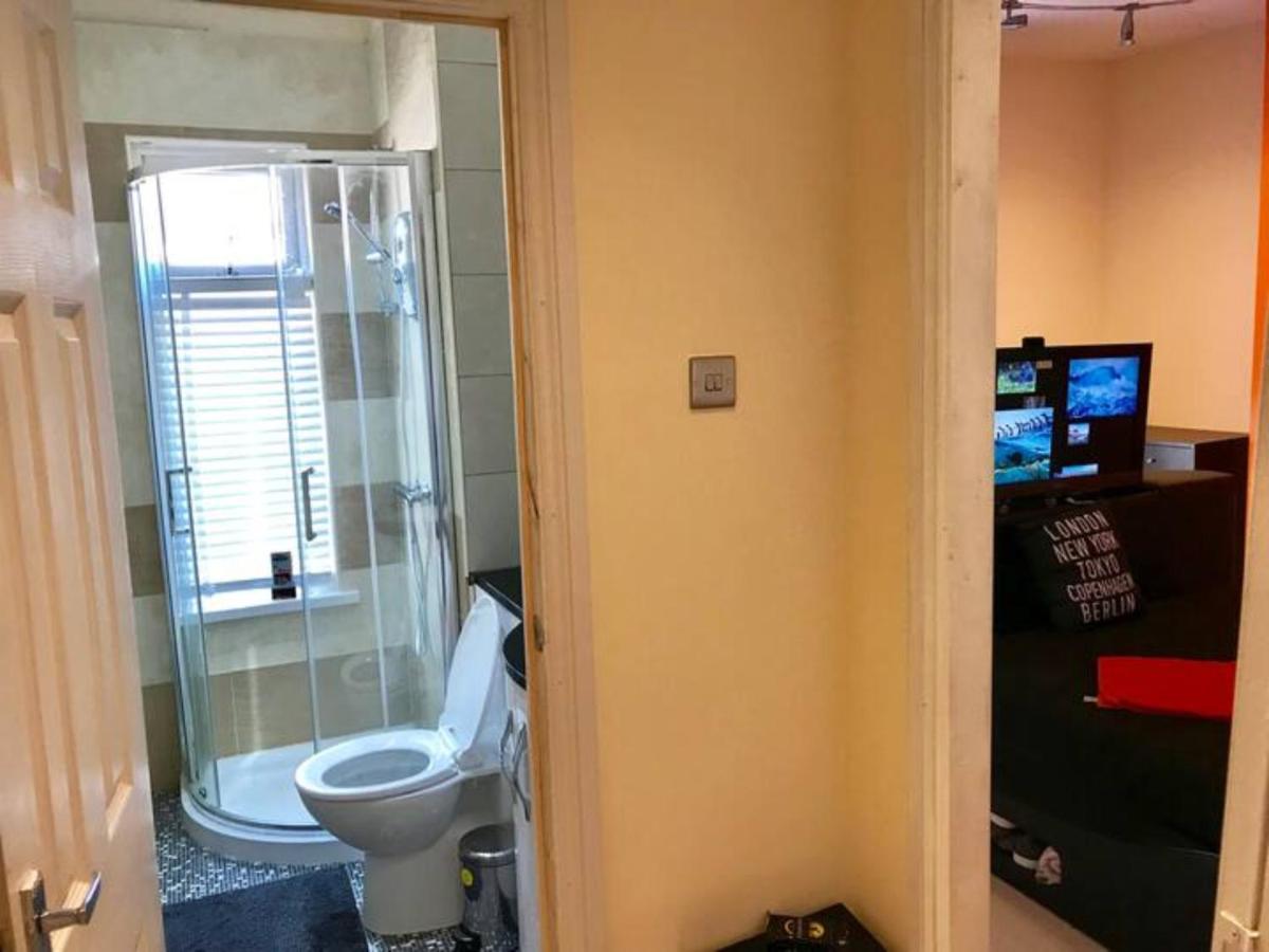 Homestay Private King En-suite Bedroom Close To Mediacityuk/old Trafford *