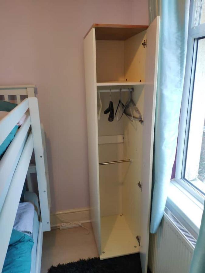 Private King En-suite Bedroom Close To Mediacityuk/old Trafford Homestay Manchester