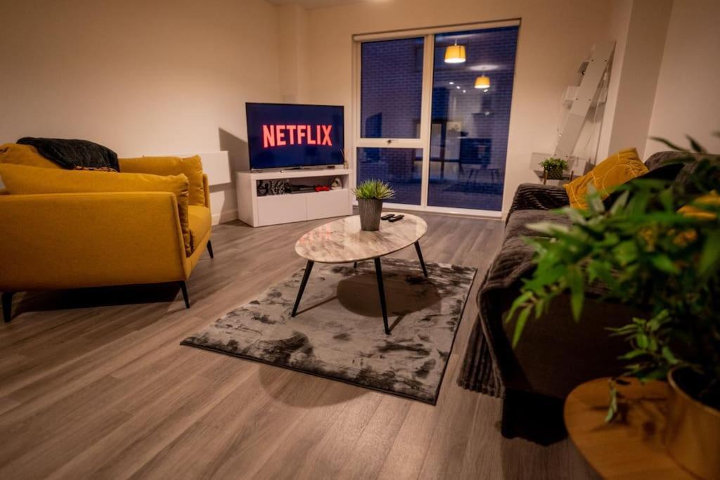 Apartment 1 Bed With Balcony & Free Parking - Gbp20 One4all Voucher Included If From Today Until The End Of June!!