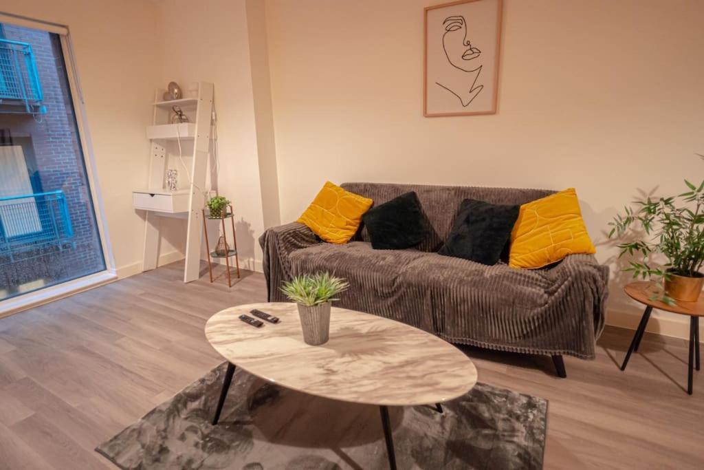 Apartment 1 Bed With Balcony & Free Parking - Gbp20 One4all Voucher Included If From Today Until The End Of June!! *