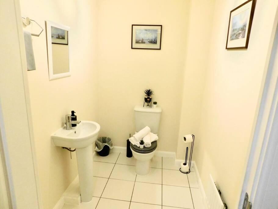 Amila House Manchester, Modern, Spacious, Sleeps 9 With Parking Holiday home