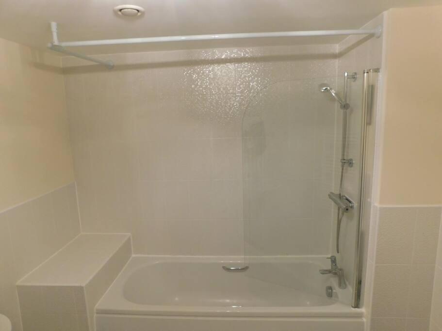 Holiday home Amila House Manchester, Modern, Spacious, Sleeps 9 With Parking