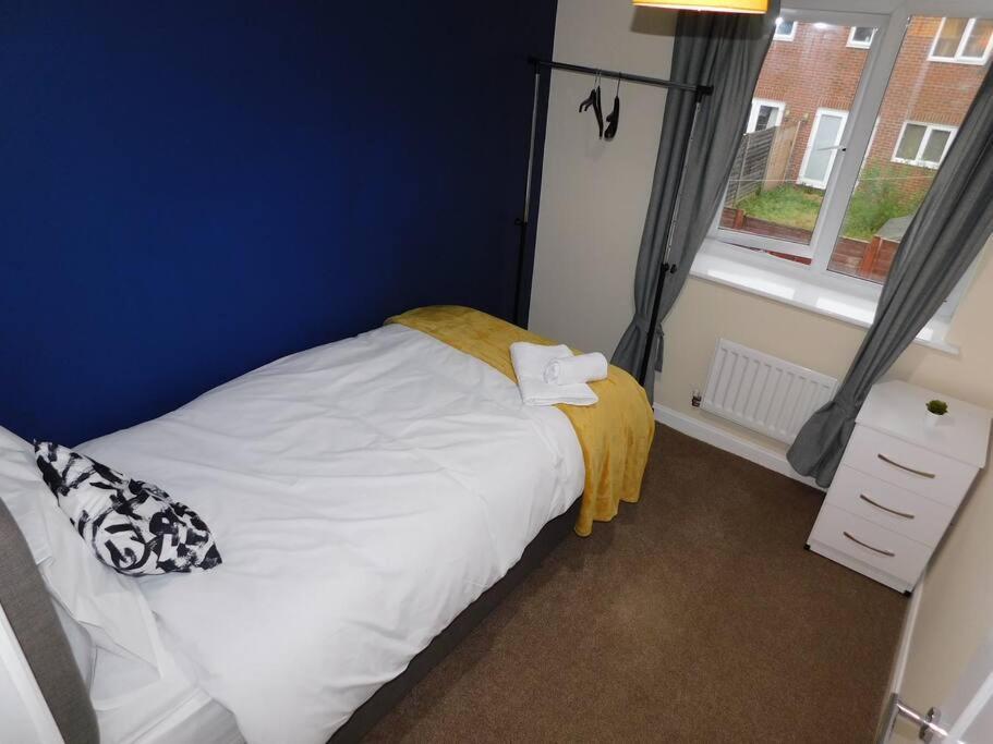 Amila House Manchester, Modern, Spacious, Sleeps 9 With Parking Holiday home Manchester