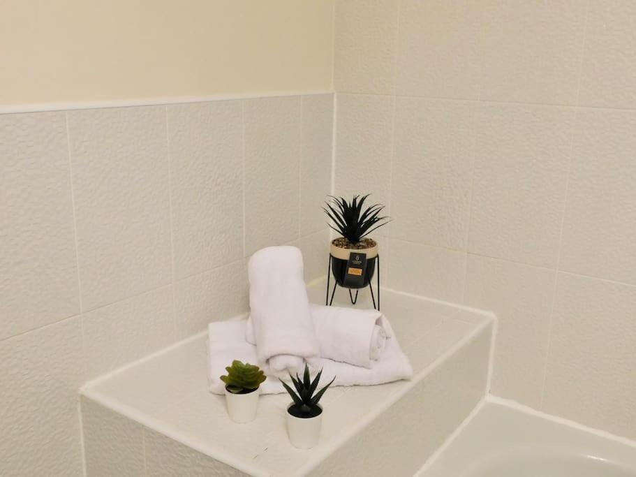 Amila House Manchester, Modern, Spacious, Sleeps 9 With Parking