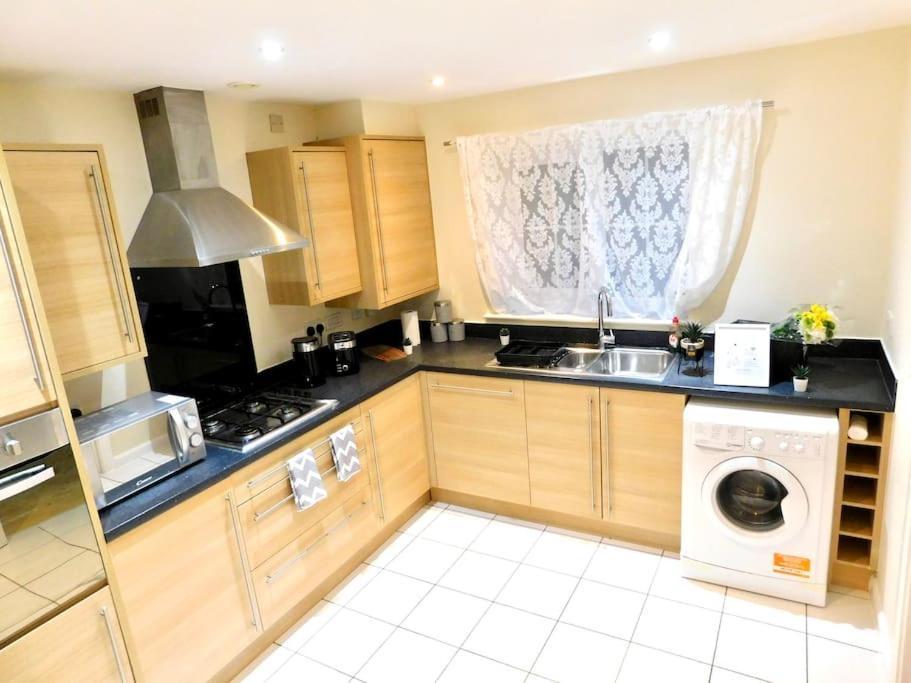 Amila House Manchester, Modern, Spacious, Sleeps 9 With Parking Holiday home Manchester