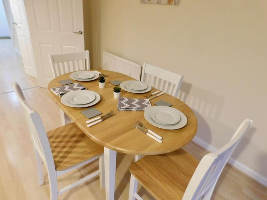 Amila House Manchester, Modern, Spacious, Sleeps 9 With Parking Manchester