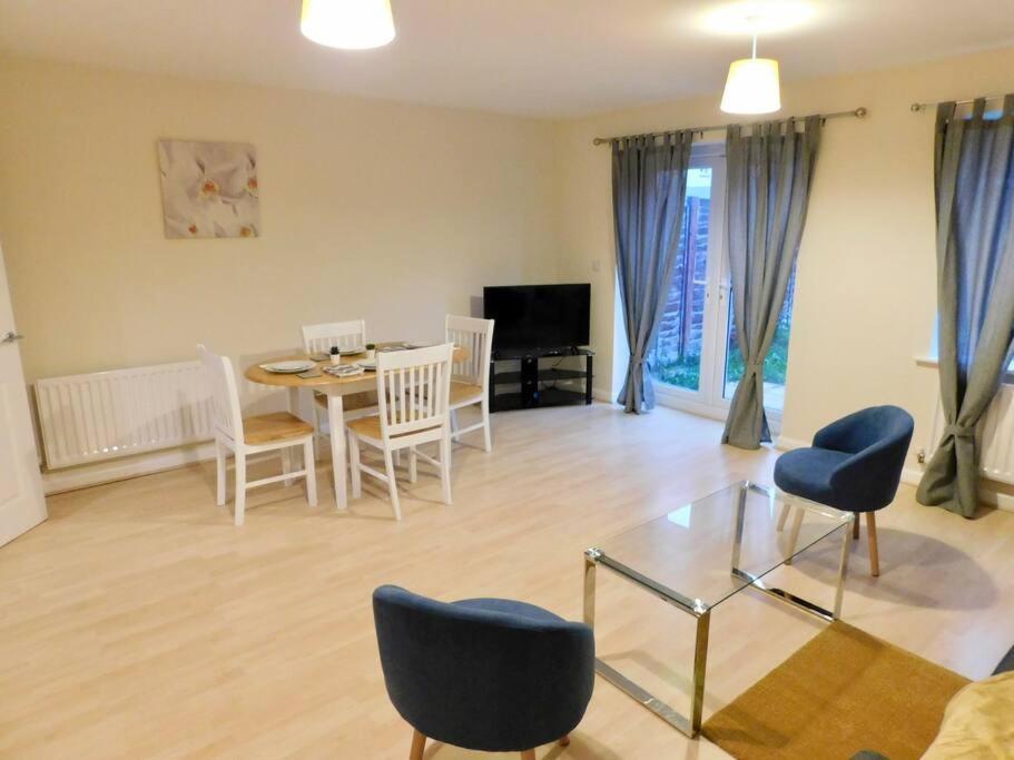 Amila House Manchester, Modern, Spacious, Sleeps 9 With Parking *
