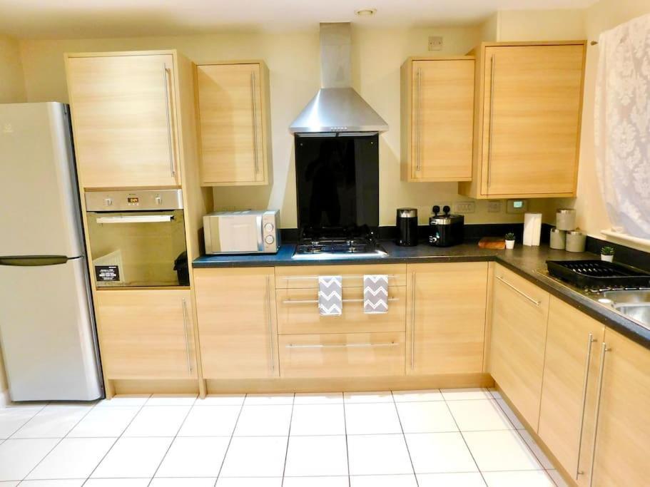 Holiday home Amila House Manchester, Modern, Spacious, Sleeps 9 With Parking Manchester