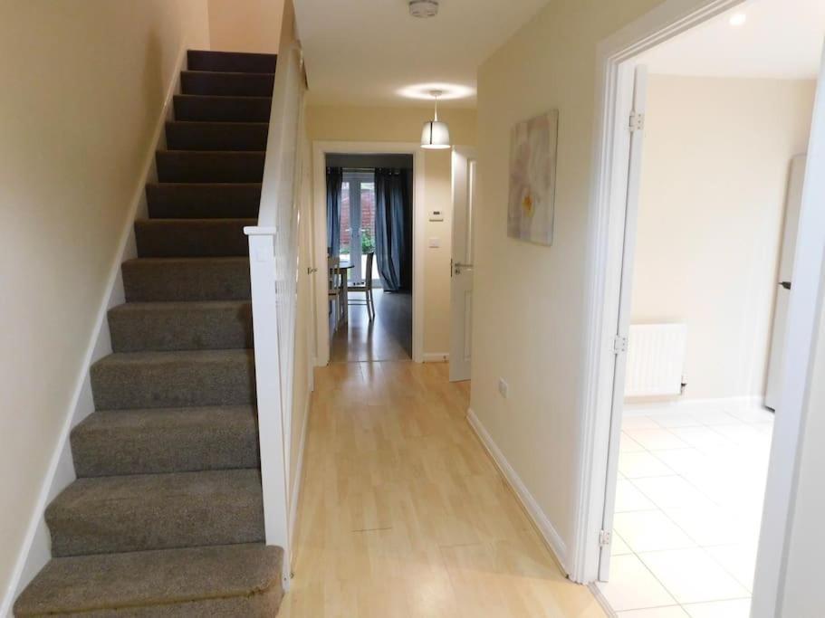 Amila House Manchester, Modern, Spacious, Sleeps 9 With Parking Holiday home Manchester